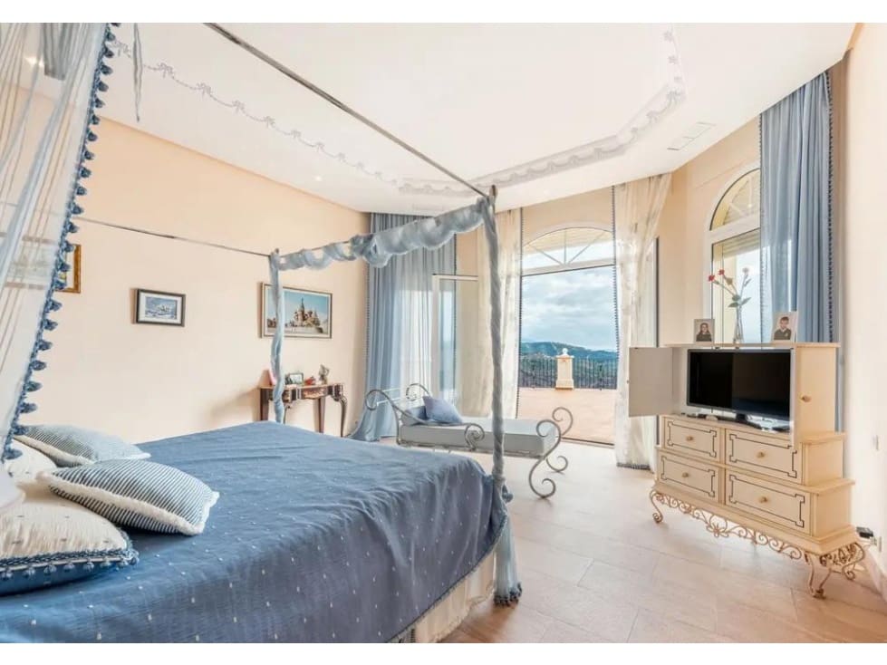 7 bedroom Villa for sale in Estepona with pool - € 2,500,000 (Ref: 7732126)