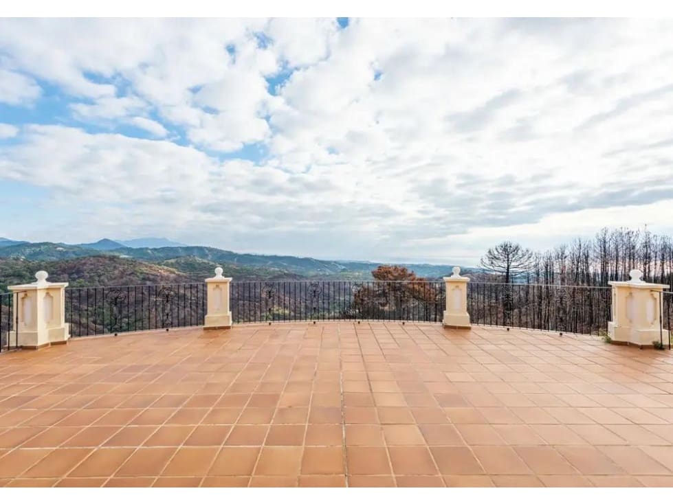 7 bedroom Villa for sale in Estepona with pool - € 2,500,000 (Ref: 7732126)