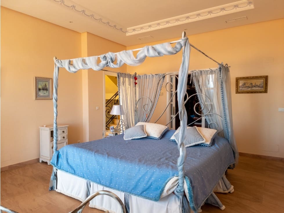 7 bedroom Villa for sale in Estepona with pool - € 2,500,000 (Ref: 7732126)