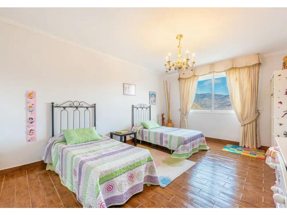 7 bedroom Villa for sale in Estepona with pool - € 2,500,000 (Ref: 7732126)