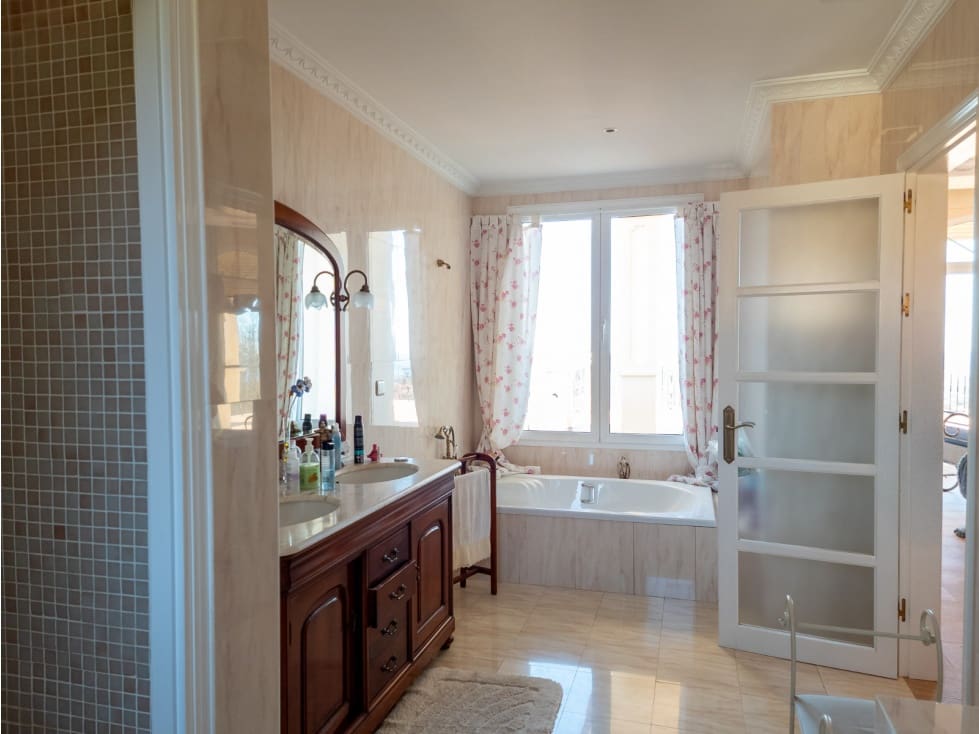 7 bedroom Villa for sale in Estepona with pool - € 2,500,000 (Ref: 7732126)