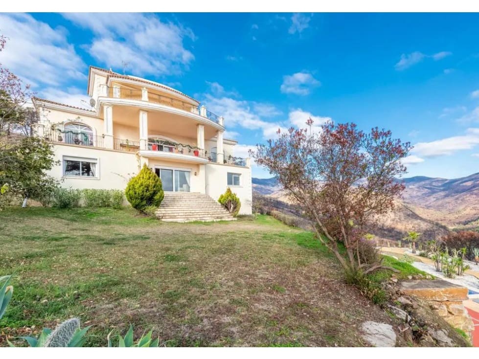 7 bedroom Villa for sale in Estepona with pool - € 2,500,000 (Ref: 7732126)