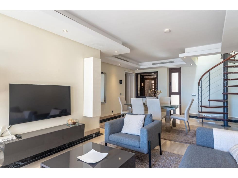 2 sovrum Takvåning till salu i Estepona med pool - 630 000 € (Ref: 8728956)