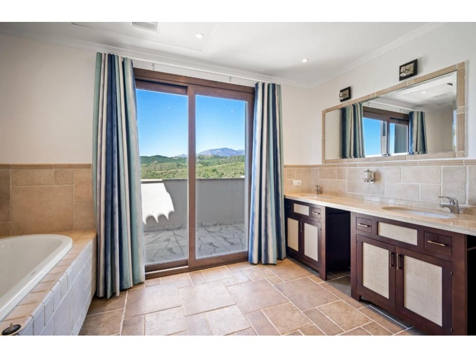 Chalet de 6 habitaciones en Benahavís en venta con piscina - 2.475.000 € (Ref: 8742917)