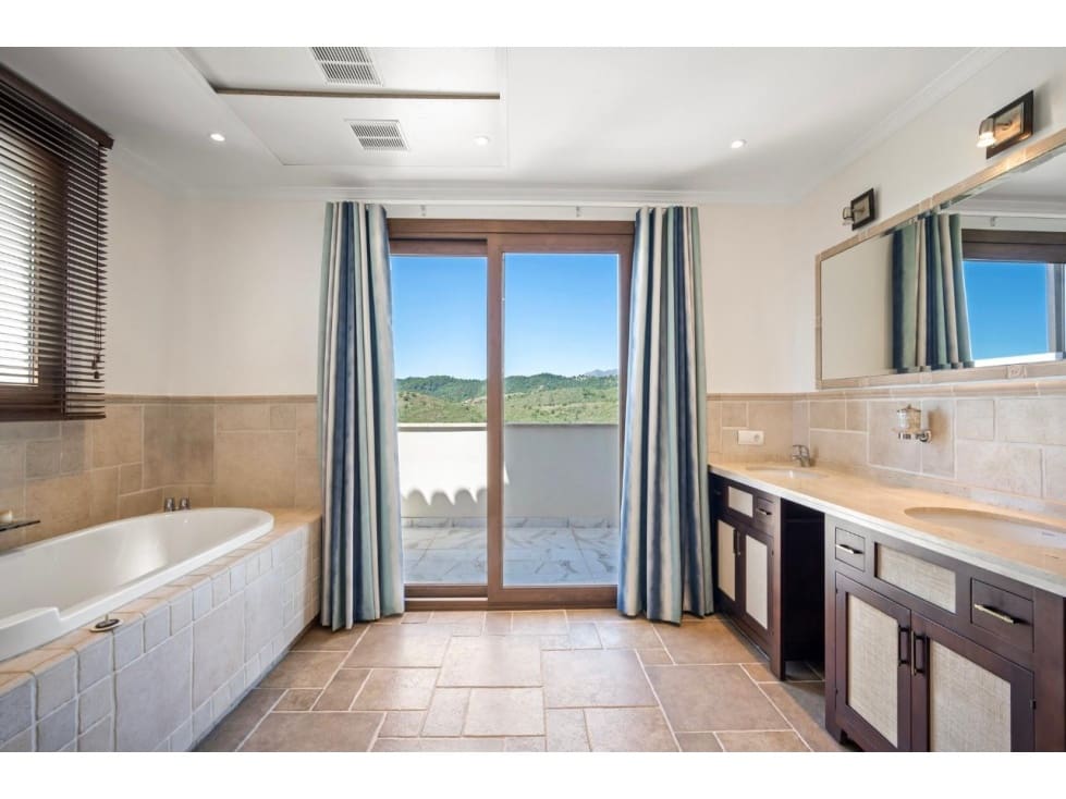 Chalet de 6 habitaciones en Benahavís en venta con piscina - 2.475.000 € (Ref: 8742917)