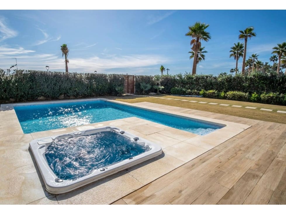 4 bedroom Villa for sale in Estepona with pool - € 4,500,000 (Ref: 8821654)
