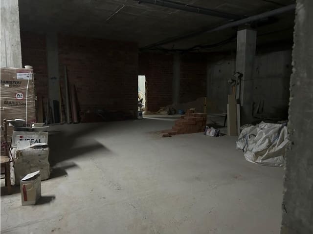 Kommersiell til salgs i Estepona med svømmebasseng - € 320 000 (Ref: 9244459)