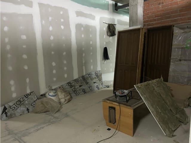 Comercial para venda em Estepona com piscina - 320 000 € (Ref: 9296059)