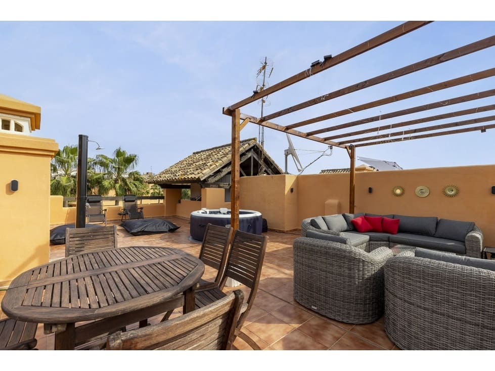 2 bedroom Penthouse for rent in Casares with pool - € 1,480 (Ref: 9378549)