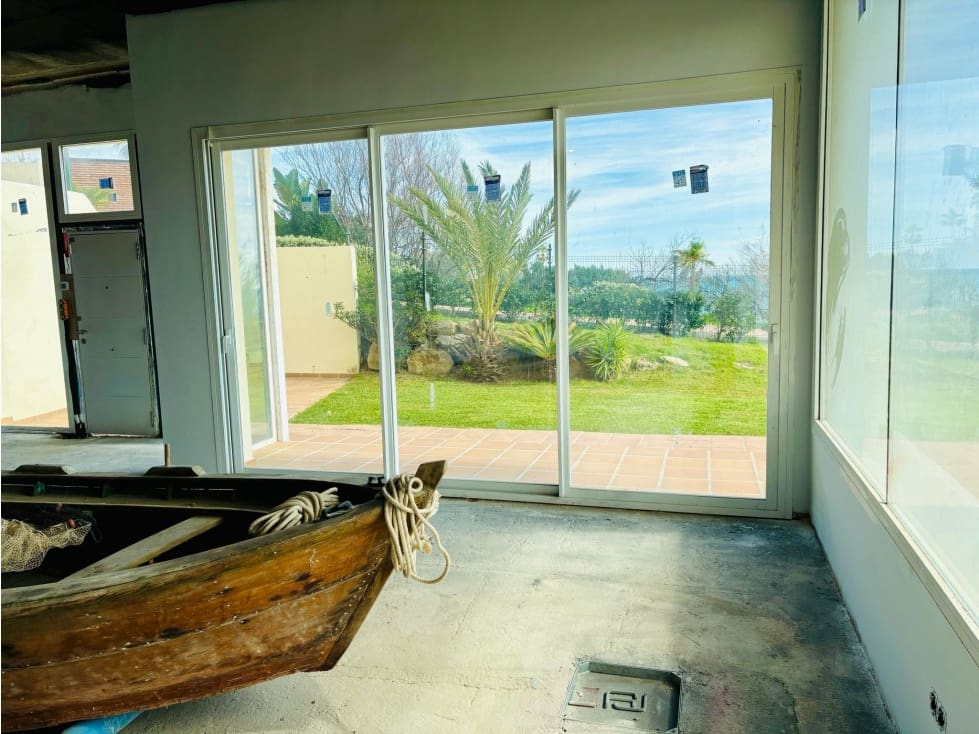 Kaupallinen myytävänä paikassa Estepona mukana uima-altaan - 360 000 € (Ref: 9610699)