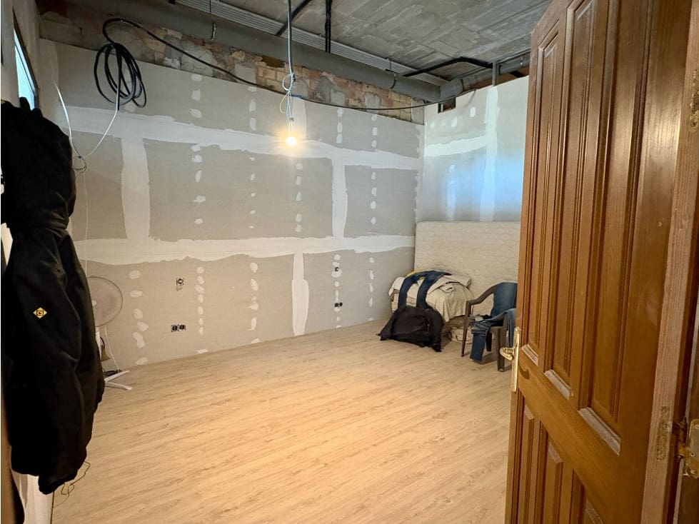 Kaupallinen myytävänä paikassa Estepona mukana uima-altaan - 360 000 € (Ref: 9610699)