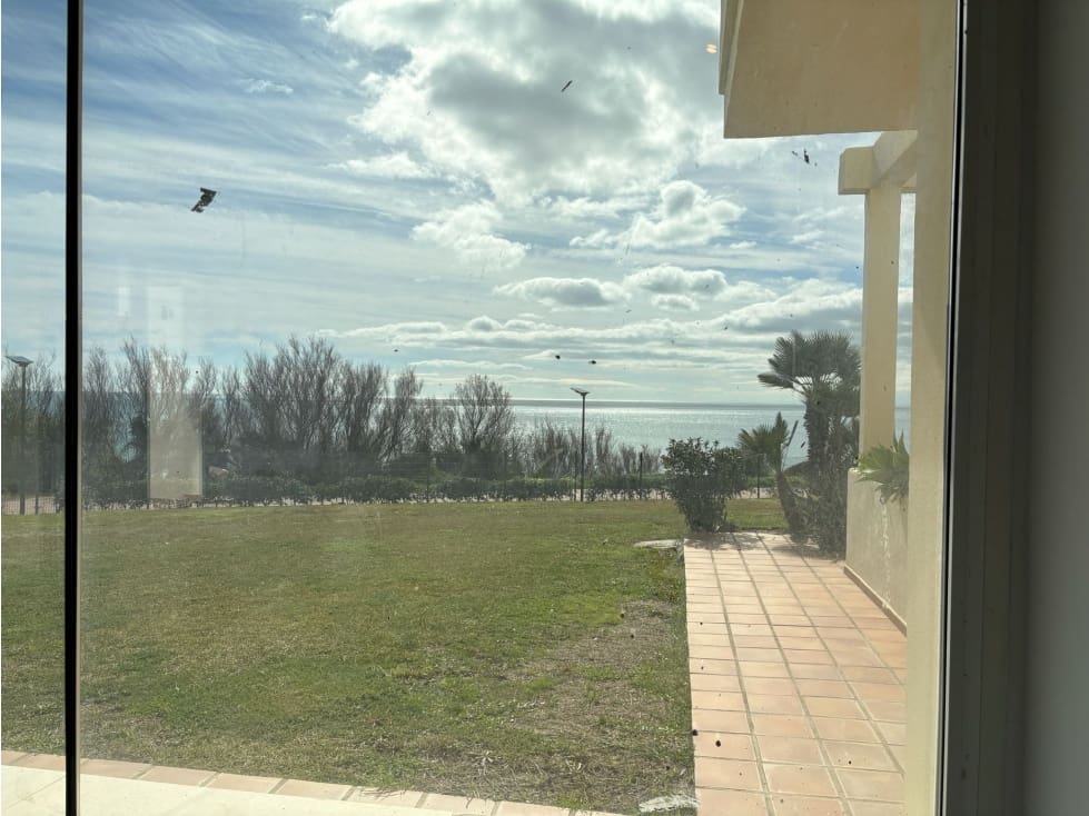 Kaupallinen myytävänä paikassa Estepona mukana uima-altaan - 360 000 € (Ref: 9610699)