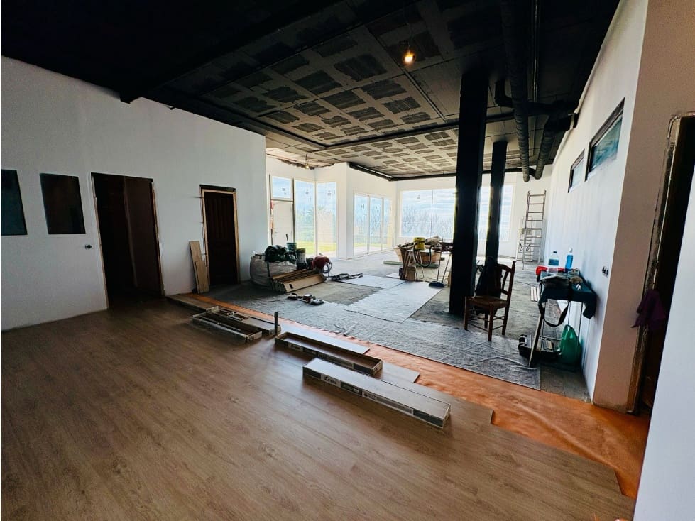 Kaupallinen myytävänä paikassa Estepona mukana uima-altaan - 360 000 € (Ref: 9610699)