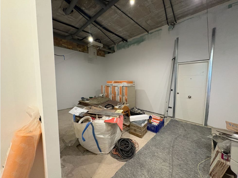 Kaupallinen myytävänä paikassa Estepona mukana uima-altaan - 360 000 € (Ref: 9610699)