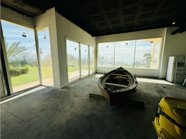 Kaupallinen myytävänä paikassa Estepona mukana uima-altaan - 360 000 € (Ref: 9610699)