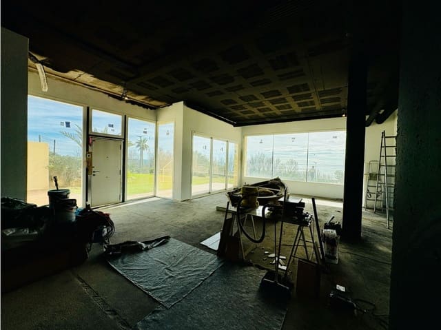 Kaupallinen myytävänä paikassa Estepona mukana uima-altaan - 360 000 € (Ref: 9610699)