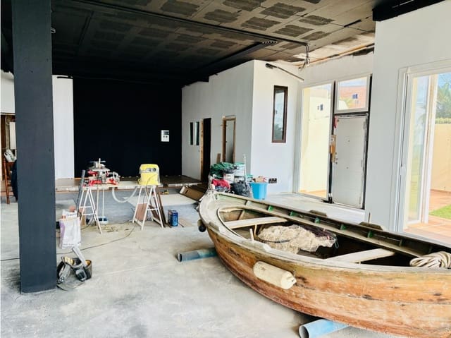 Kaupallinen myytävänä paikassa Estepona mukana uima-altaan - 360 000 € (Ref: 9610699)