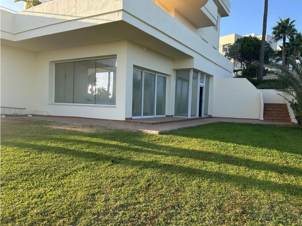 Kaupallinen myytävänä paikassa Estepona mukana uima-altaan - 360 000 € (Ref: 9610699)