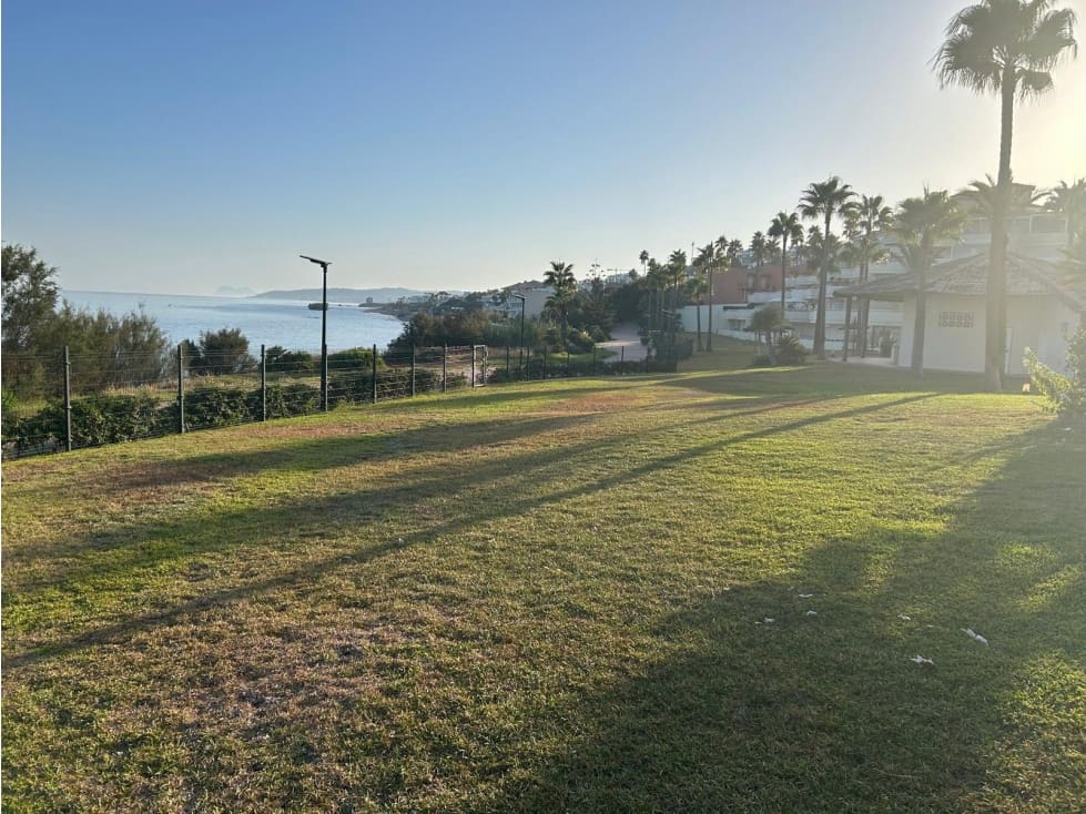 Kaupallinen myytävänä paikassa Estepona mukana uima-altaan - 360 000 € (Ref: 9610699)