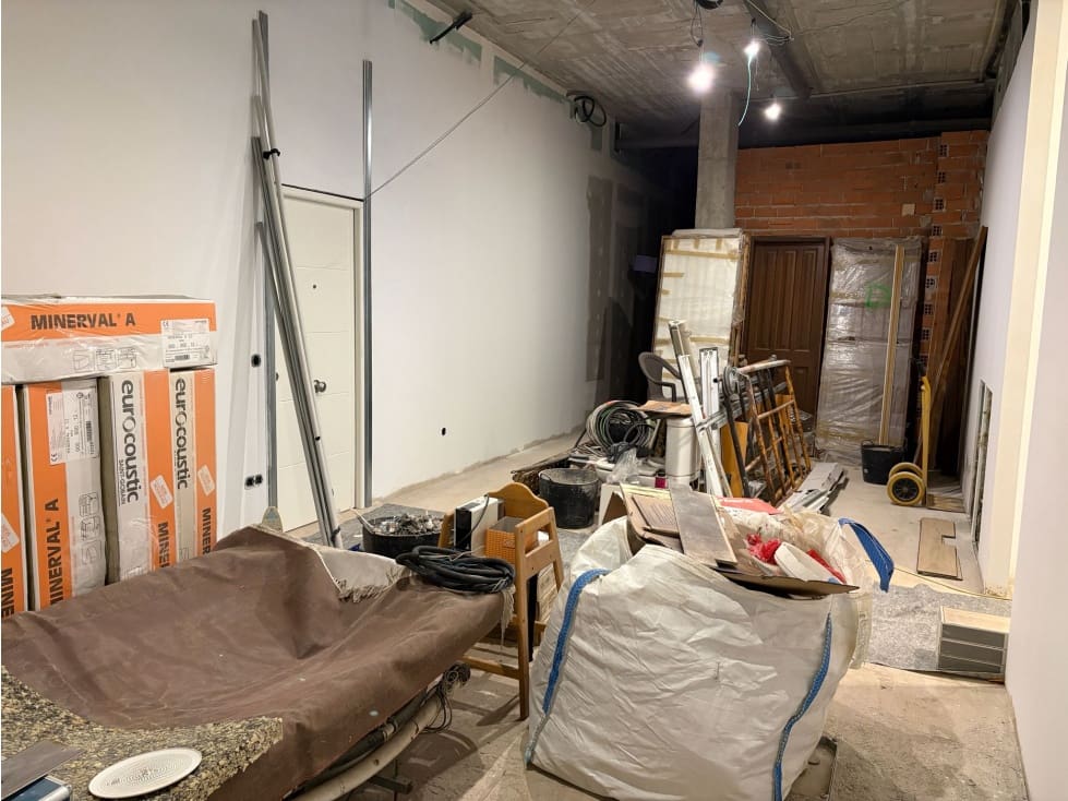 Kaupallinen myytävänä paikassa Estepona mukana uima-altaan - 360 000 € (Ref: 9610699)