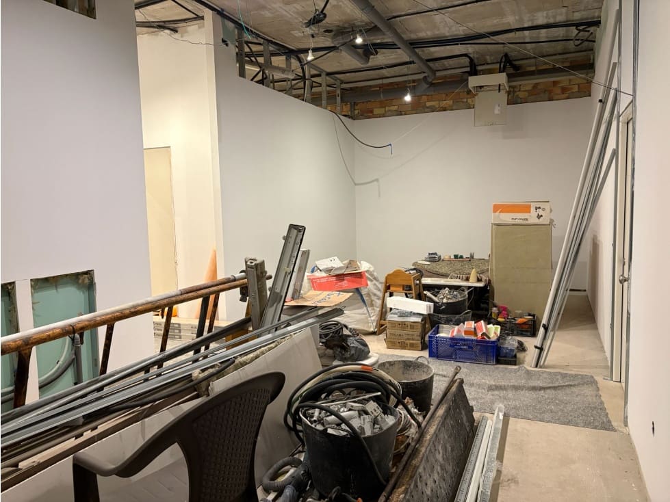 Kaupallinen myytävänä paikassa Estepona mukana uima-altaan - 360 000 € (Ref: 9610699)