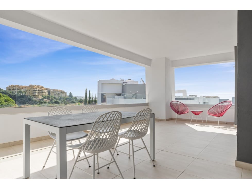 2 bedroom Penthouse for sale in Estepona - € 495,000 (Ref: 9669780)