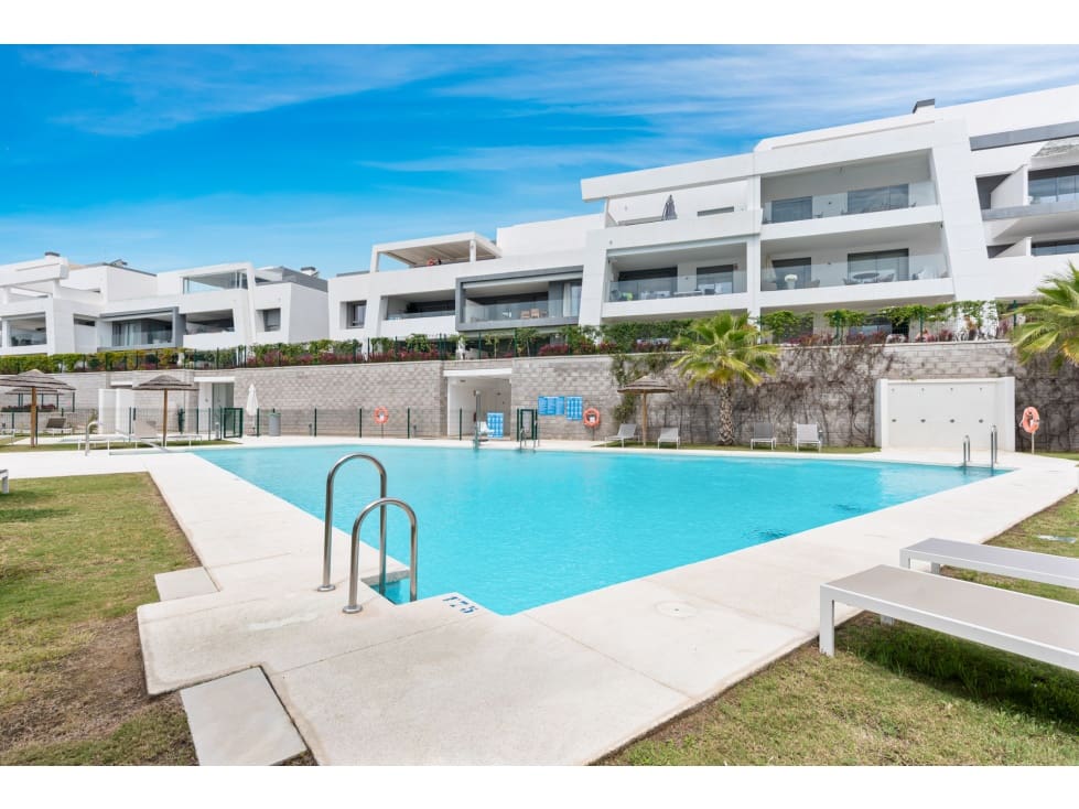 2 bedroom Penthouse for sale in Estepona - € 495,000 (Ref: 9669780)