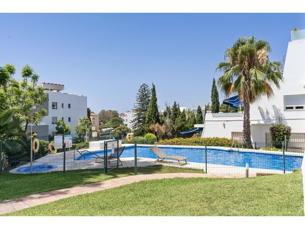 3 sovrum Lägenhet till salu i Nueva Andalucia med pool - 630 000 € (Ref: 9682260)