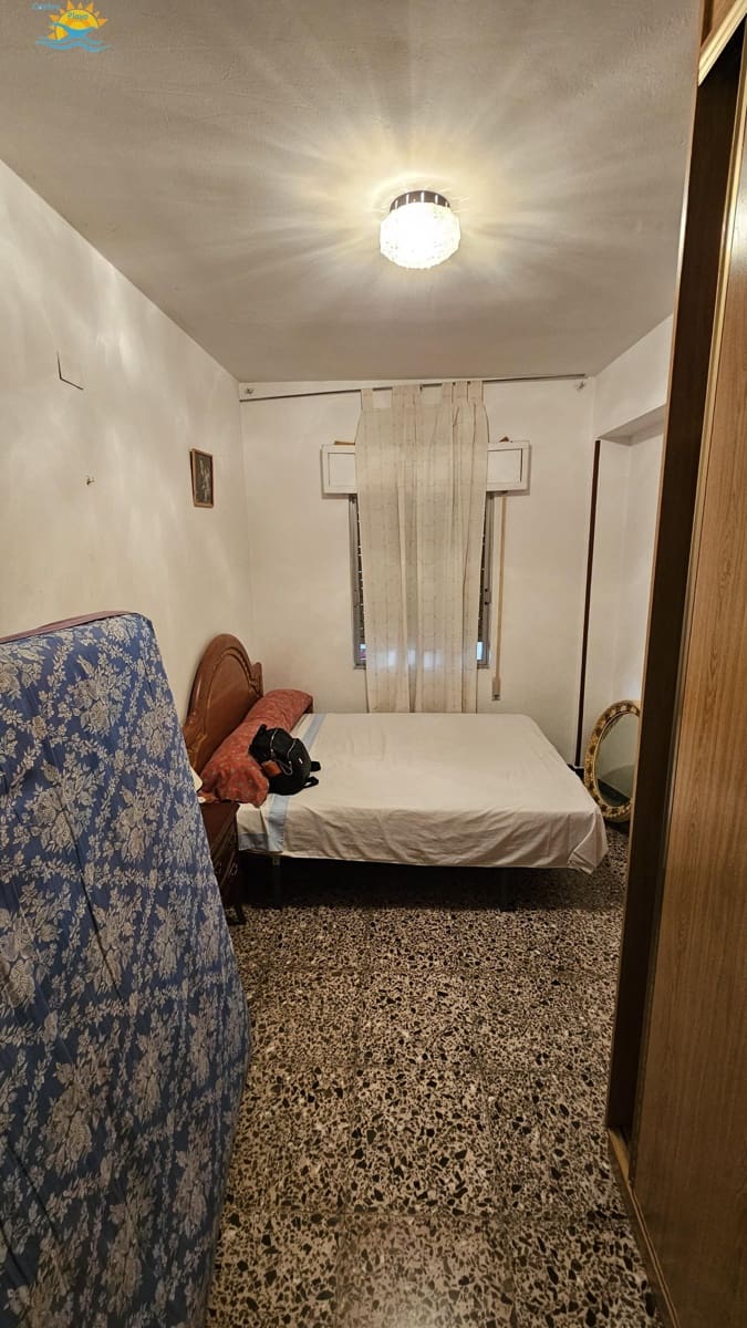 4 bedroom Villa for sale in Valencia city with garage - € 100,000 (Ref: 9117251)