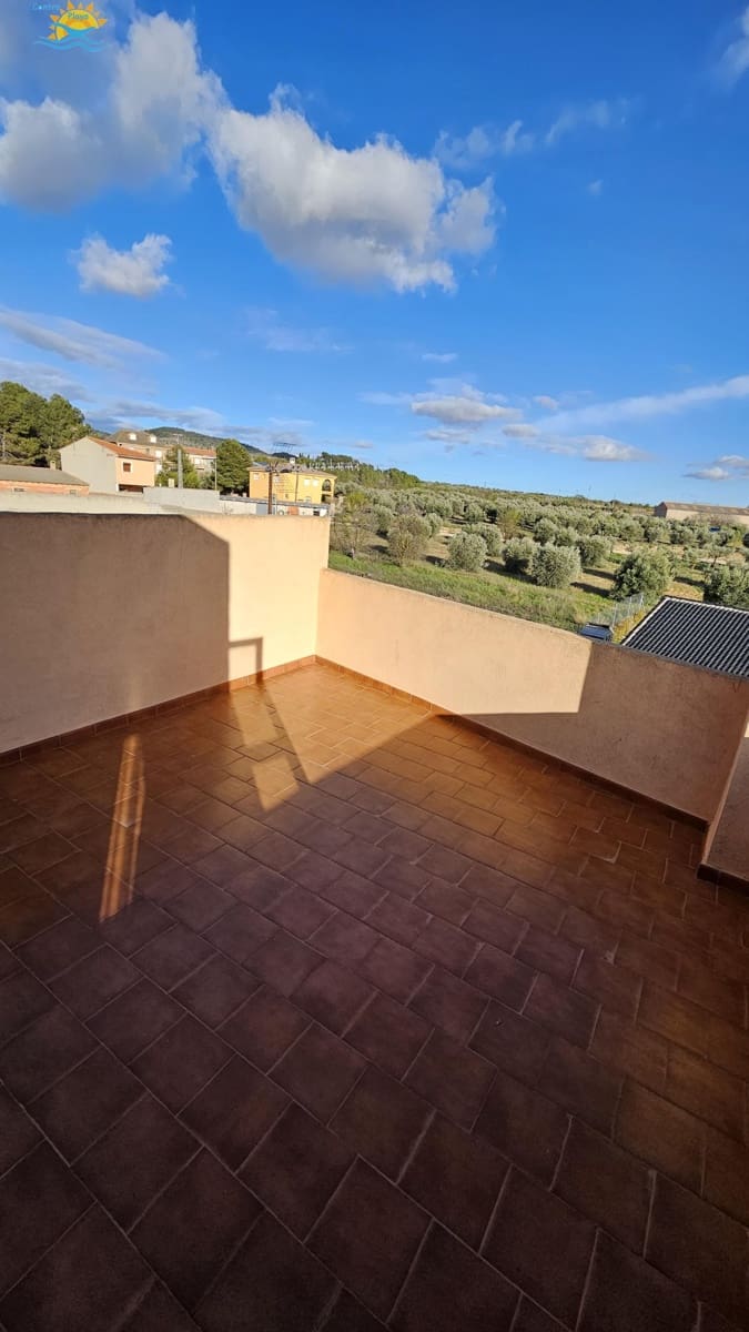 4 bedroom Villa for sale in Valencia city with garage - € 100,000 (Ref: 9117251)