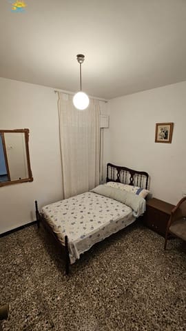 4 bedroom Villa for sale in Valencia city with garage - € 100,000 (Ref: 9117251)