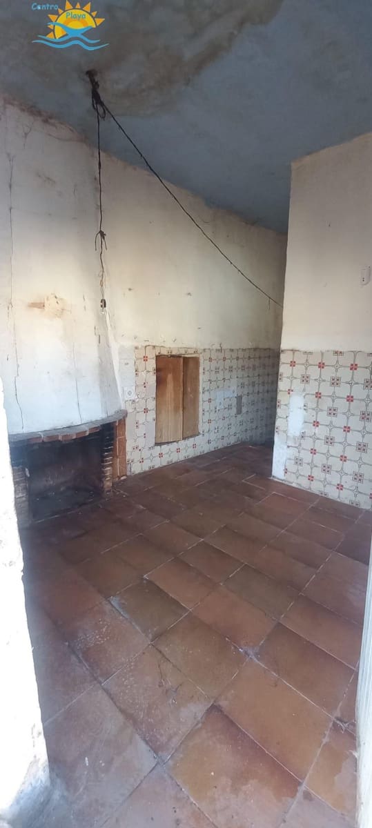 6 soveværelse Byhus til salg i Cabanes - € 45.000 (Ref: 9395535)