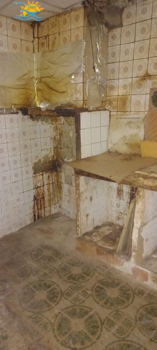 6 soveværelse Byhus til salg i Cabanes - € 45.000 (Ref: 9395535)