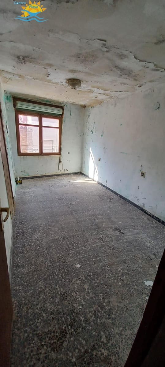 6 soveværelse Byhus til salg i Cabanes - € 45.000 (Ref: 9395535)