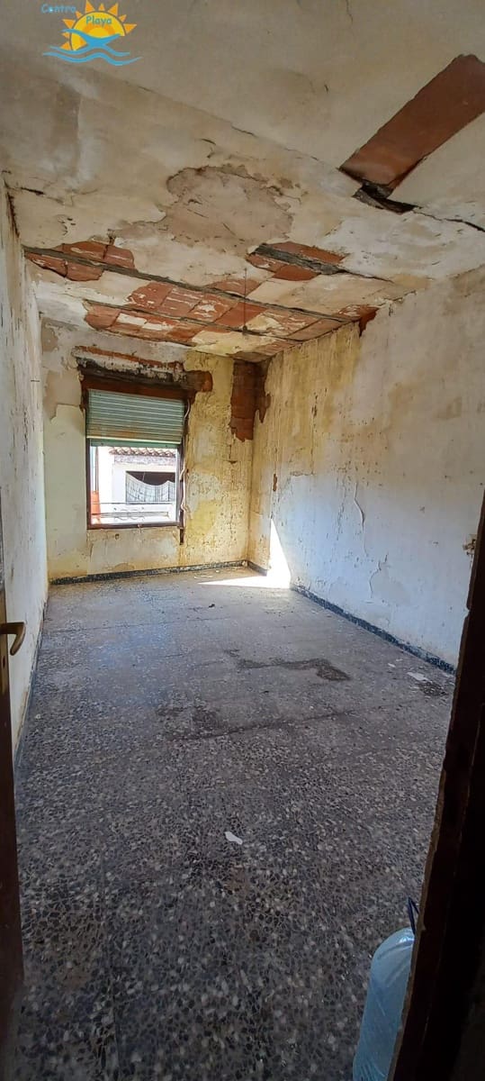 6 soveværelse Byhus til salg i Cabanes - € 45.000 (Ref: 9395535)