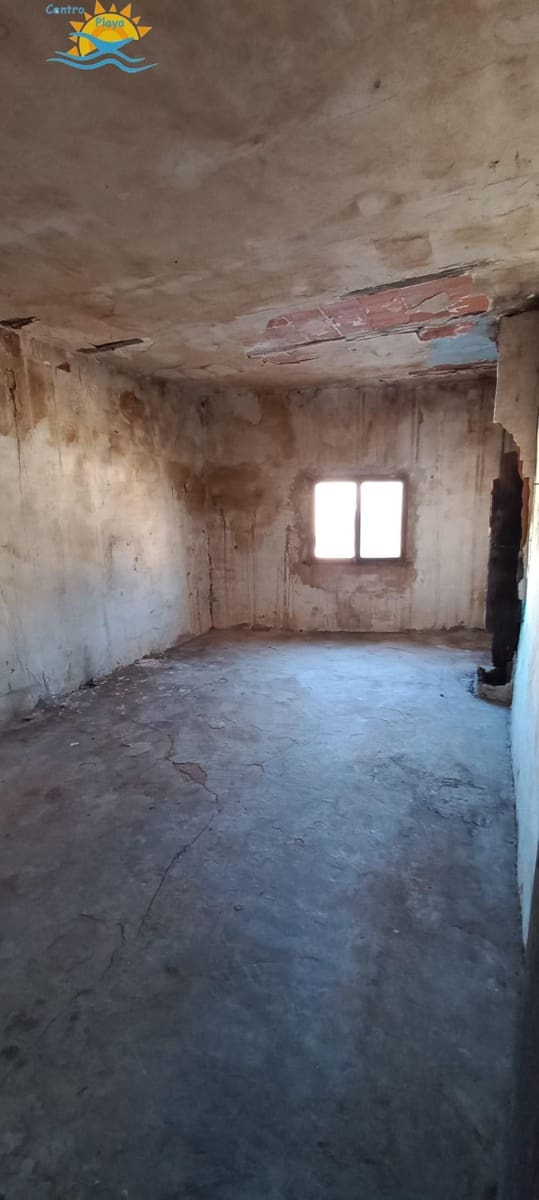 6 soveværelse Byhus til salg i Cabanes - € 45.000 (Ref: 9395535)