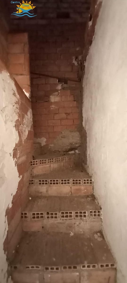 6 soveværelse Byhus til salg i Cabanes - € 45.000 (Ref: 9395535)