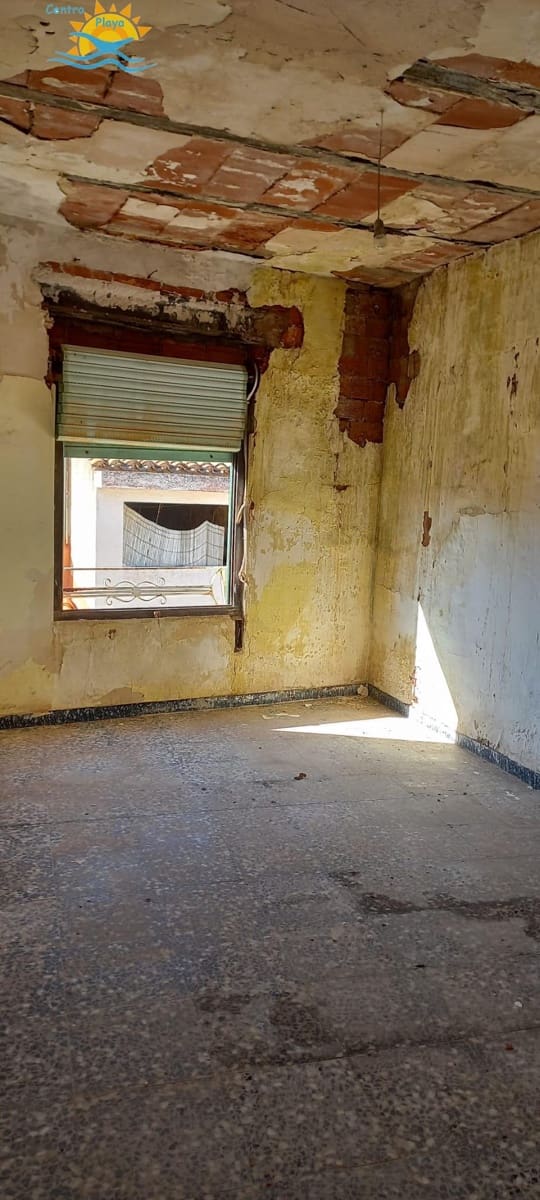 6 soveværelse Byhus til salg i Cabanes - € 45.000 (Ref: 9395535)