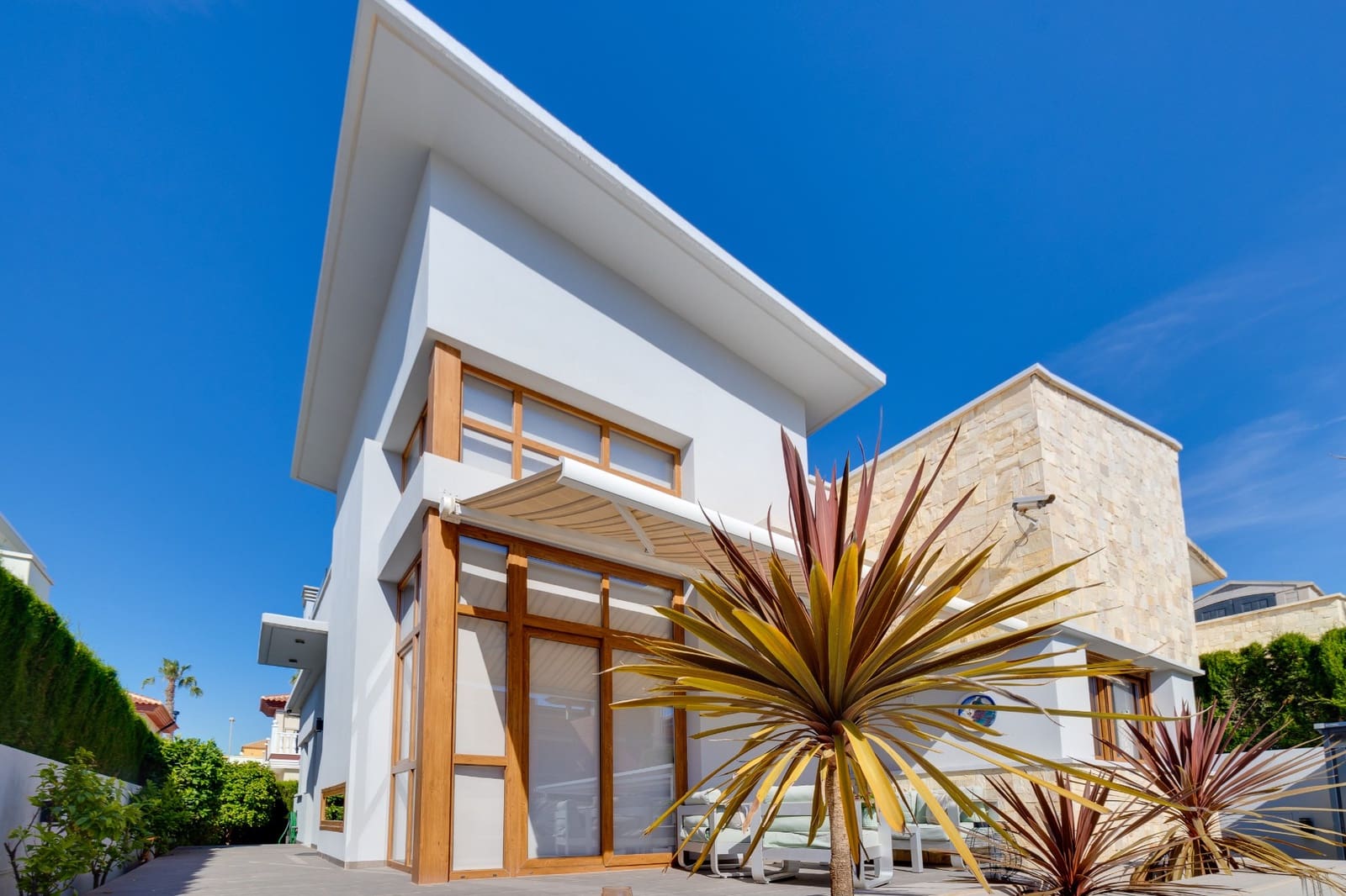 3 slaapkamer Villa te koop in Dona Pepa met zwembad garage - € 585.000 (Ref: 10022899)