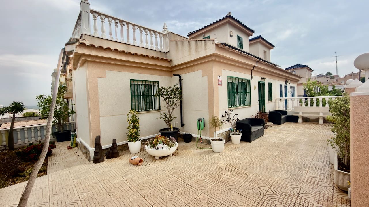 Chalet de 2 habitaciones en Ciudad Quesada en venta con piscina - 220.000 € (Ref: 10091632)