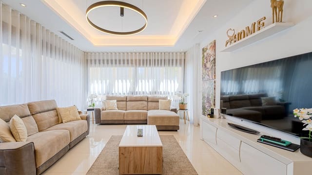3 soverom Villa til salgs i Doña Pepa, Rojales med svømmebasseng garasje - € 835 000 (Ref: 10104365)
