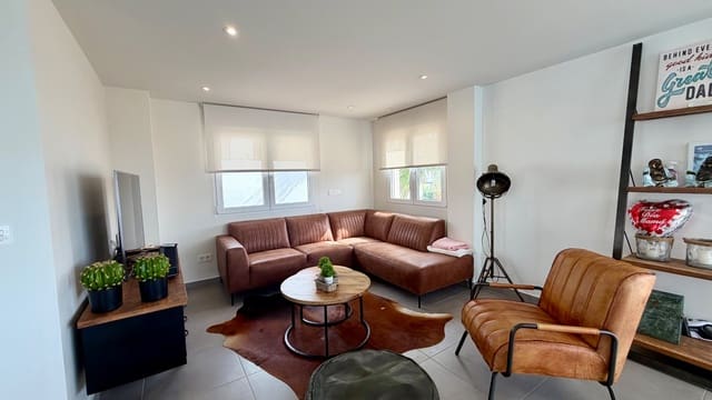 Chalet de 4 habitaciones en La Marina, Elche / Elx en venta con piscina garaje - 695.000 € (Ref: 10158504)