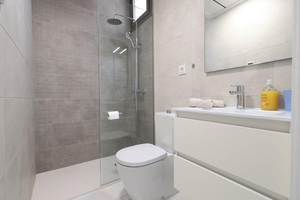 Chalet de 3 habitaciones en Villamartin en venta con piscina - 450.000 € (Ref: 10163297)