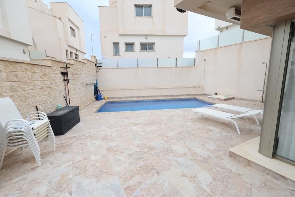 Chalet de 3 habitaciones en Villamartin en venta con piscina - 450.000 € (Ref: 10163297)