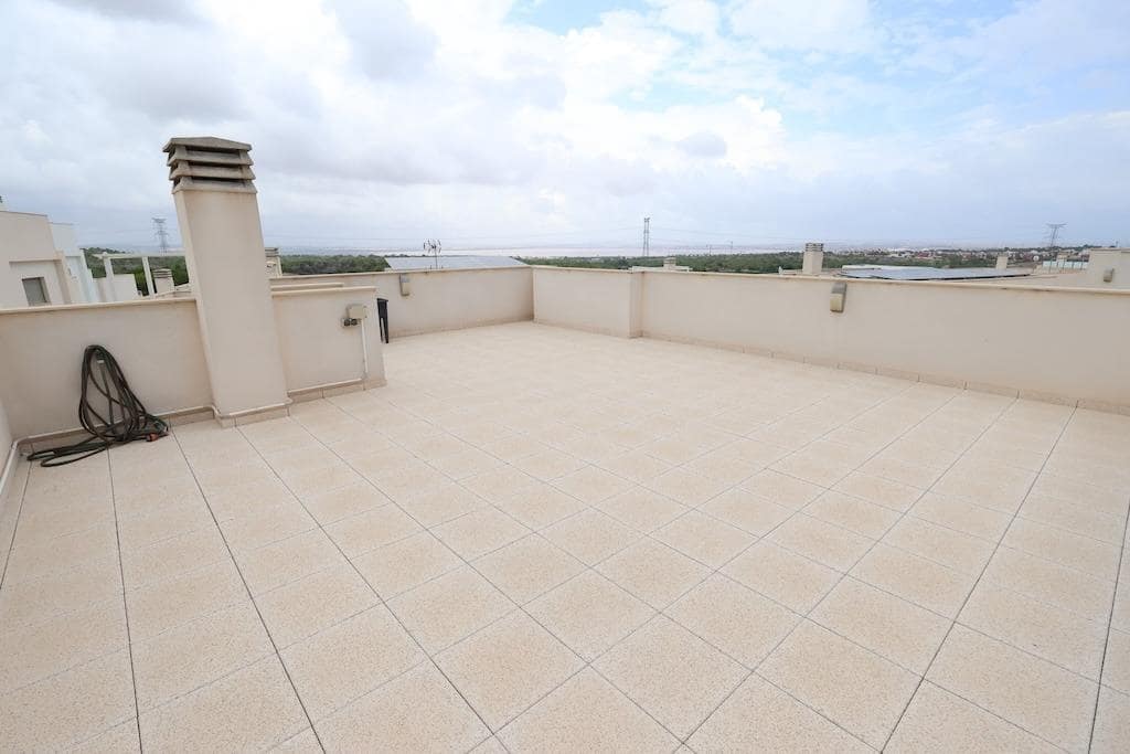 Chalet de 3 habitaciones en Villamartin en venta con piscina - 450.000 € (Ref: 10163297)