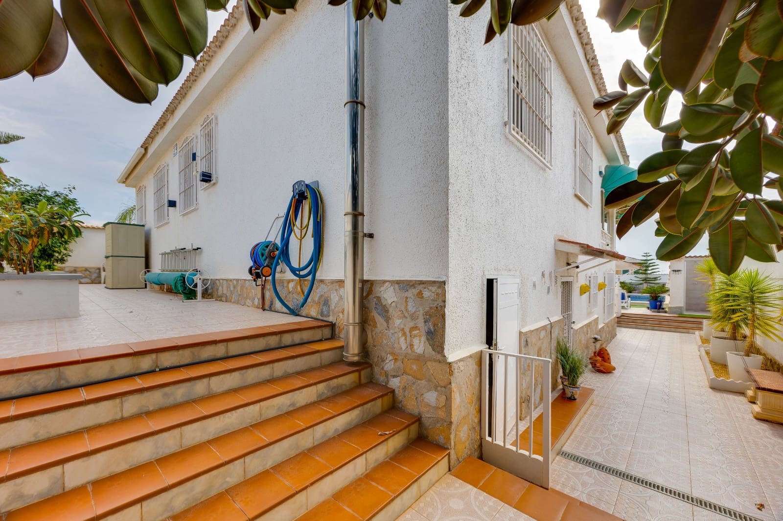 4 bedroom Villa for sale in Rojales with pool garage - € 549,000 (Ref: 10167279)