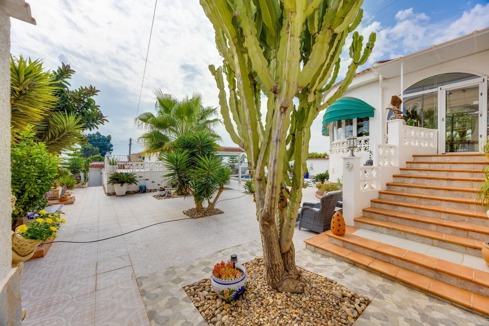 4 bedroom Villa for sale in Rojales with pool garage - € 549,000 (Ref: 10167279)