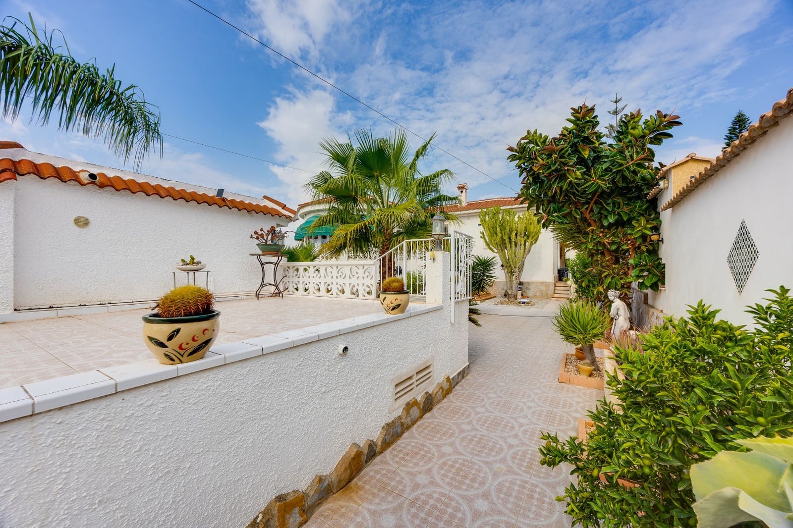 4 bedroom Villa for sale in Rojales with pool garage - € 549,000 (Ref: 10167279)