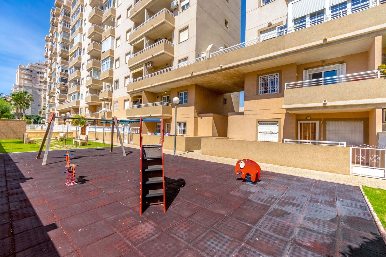 2 makuuhuone Huoneisto myytävänä paikassa Torrevieja mukana uima-altaan - 129 900 € (Ref: 9311901)