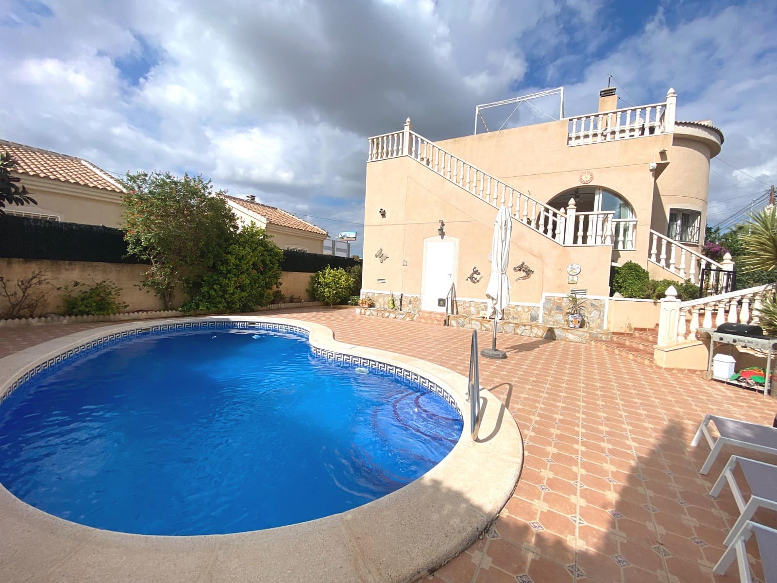 Chalet de 3 habitaciones en Ciudad Quesada en venta con piscina - 399.000 € (Ref: 9346991)